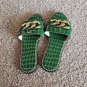 NWOT Emerald green flat outdoor slippers with gold metal chain